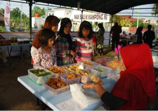 Kue Basah Jadi Pilihan Ibu-Ibu Dipasar Ramadhan Relawan Balek Kampung
